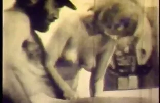 XXX الزنجي مارس الجنس فتاة سكسي رومانسي تركي أمام رجلها