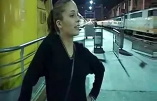 XXX أنيقة مثير امرأة سمراء سكسي ممثلات تركيه في ثوب أبيض