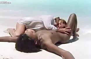 XXX شقراء جميلة في سكسي تر كي الوردي أريكة